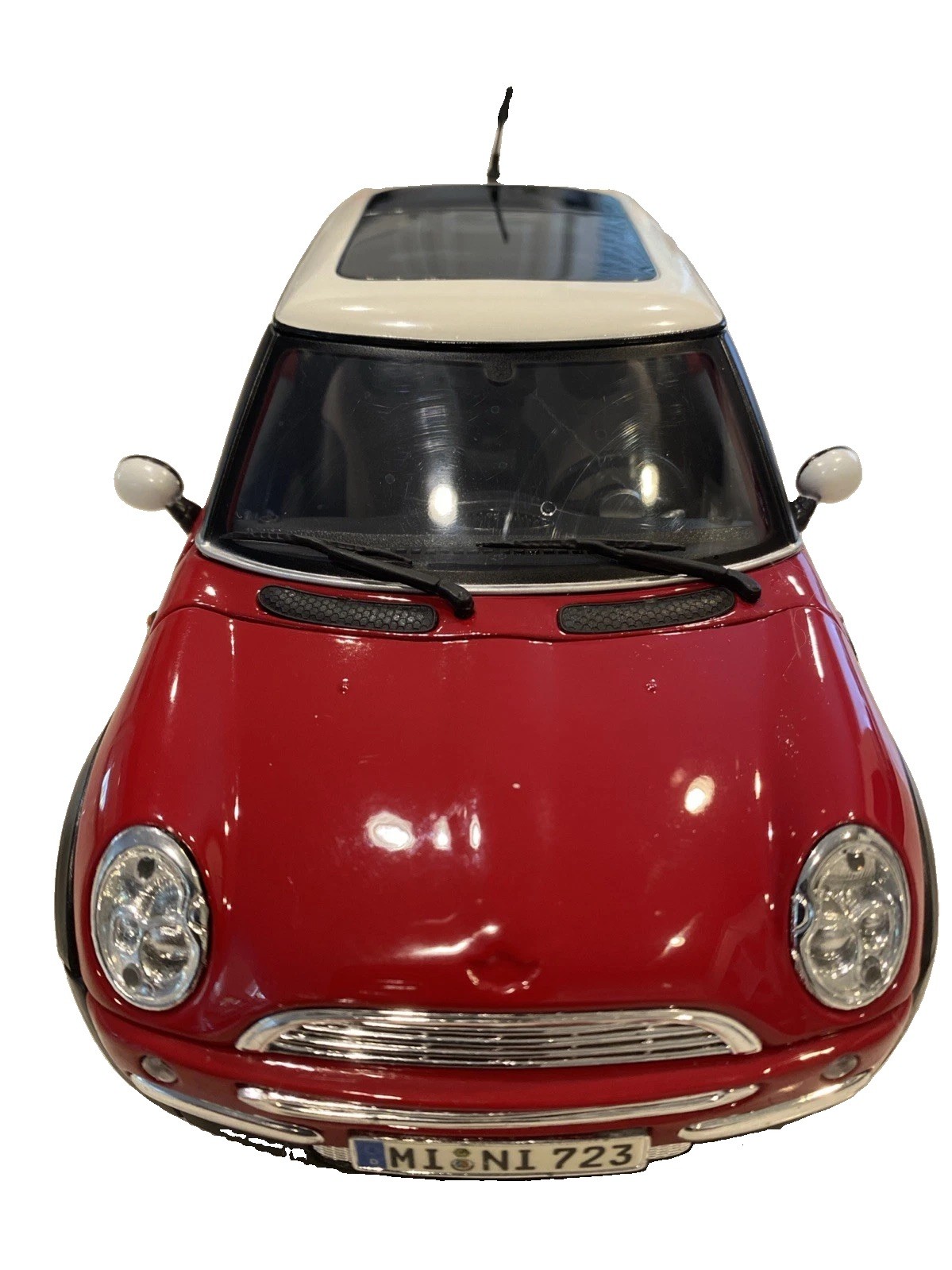 2005 Mini Cooper Red 1:18 Scale Maisto Model With Stand