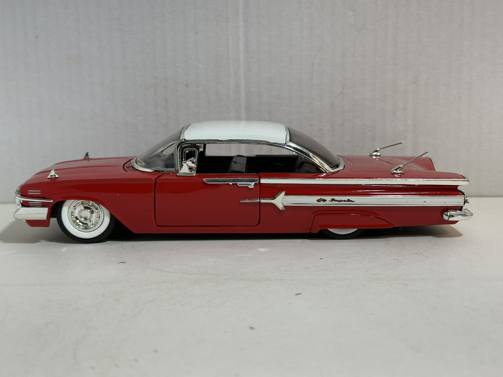 JADA SHOWROOM FLOOR 1960 CHEVY IMPALA RED 1:24 DIECAST MODEL CAR NEW NO BOX