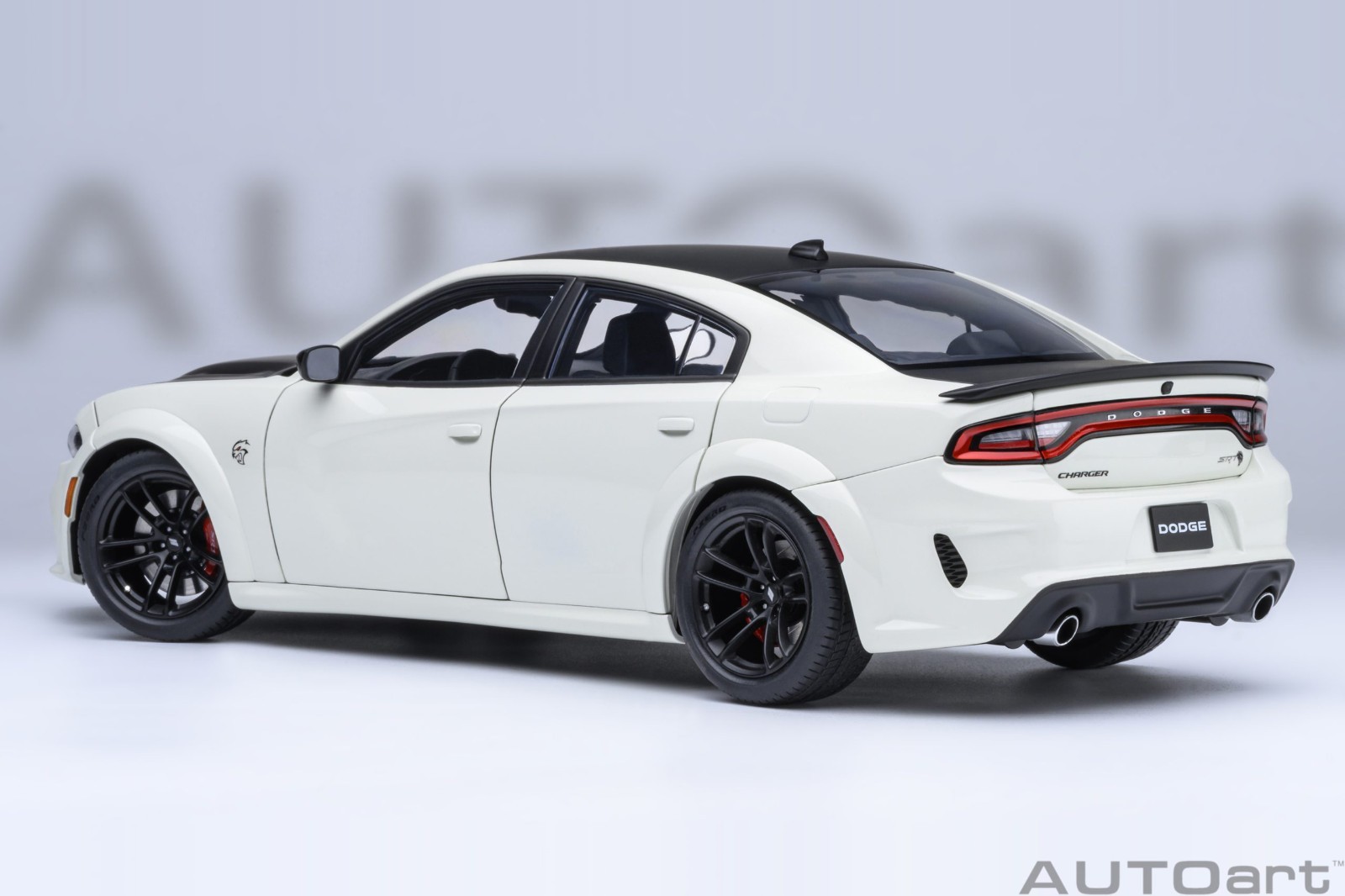 DODGE CHARGER SRT HELLCAT REDEYE JAILBREAK KNUCKLE WHITE 1/18 BY AUTOART 71751