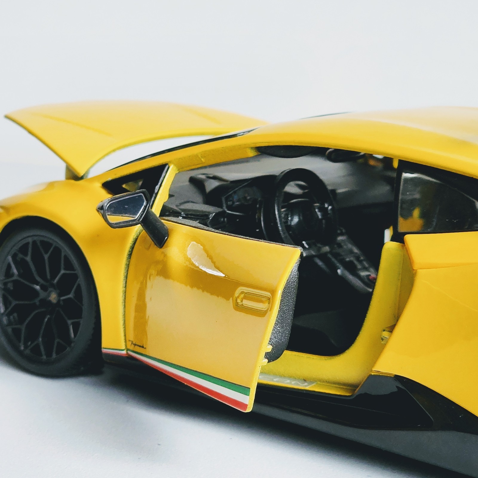 Maisto Special Edition Lamborghini Huracan Performante 1:18 Yellow Diecast