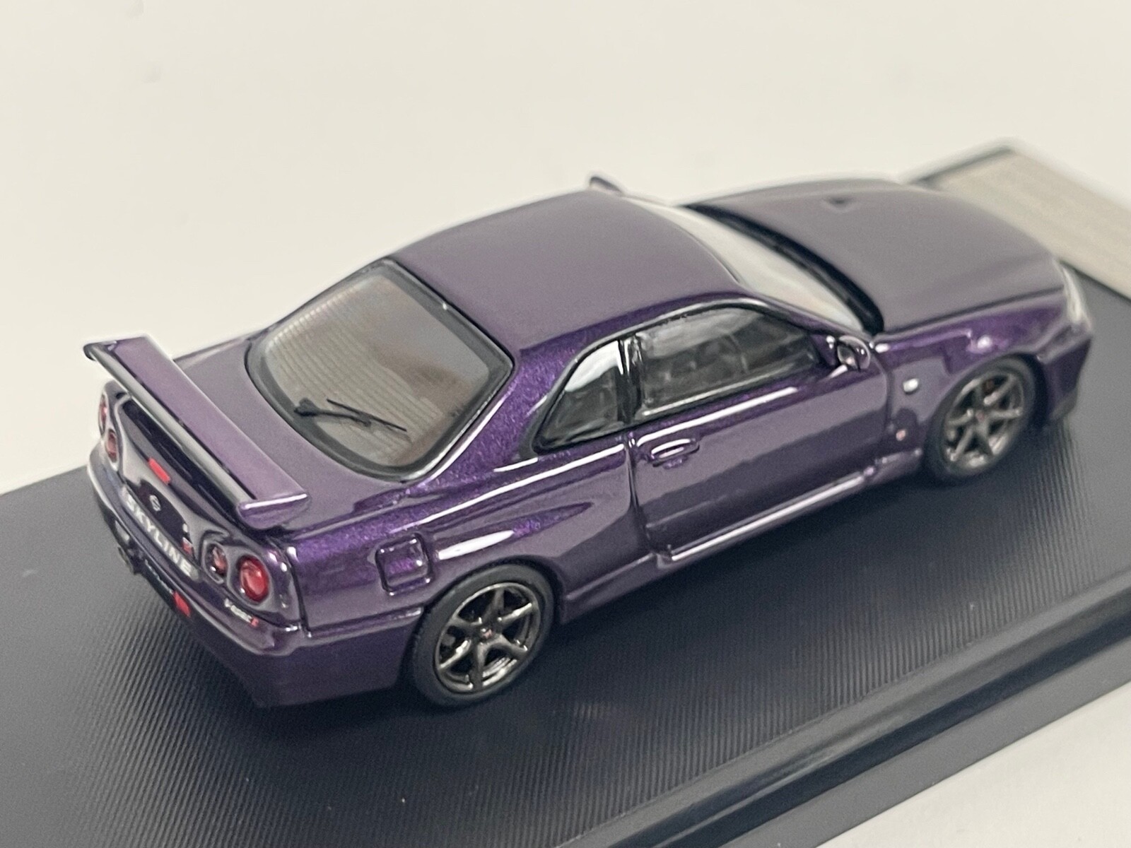 1/64 Motorhelix Nissan Skyline GT-R R34 V Spec II in Purple lmtd 599 pcs 64-002