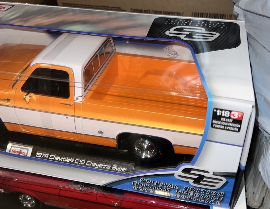 New Maisto 1/18 Scale – 1974 Chevrolet C10 Cheyenne Super – Orange, White Car