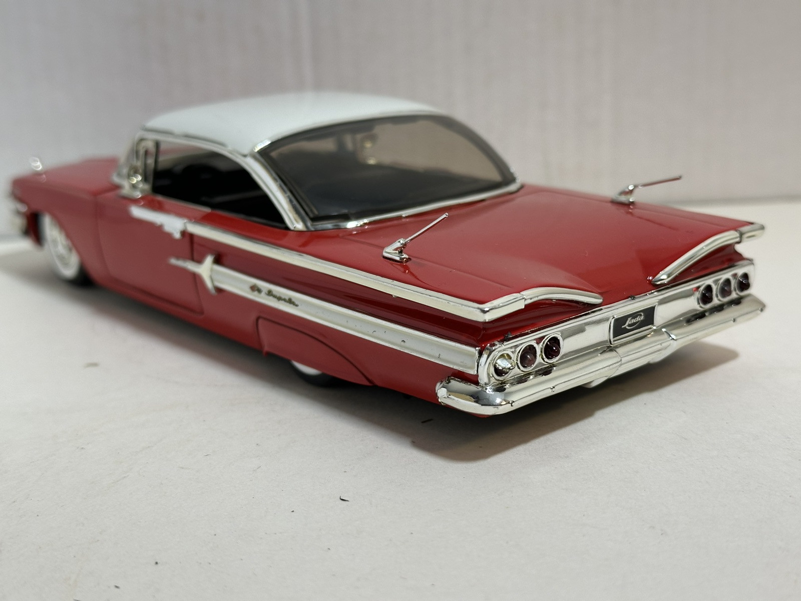 JADA SHOWROOM FLOOR 1960 CHEVY IMPALA RED 1:24 DIECAST MODEL CAR NEW NO BOX