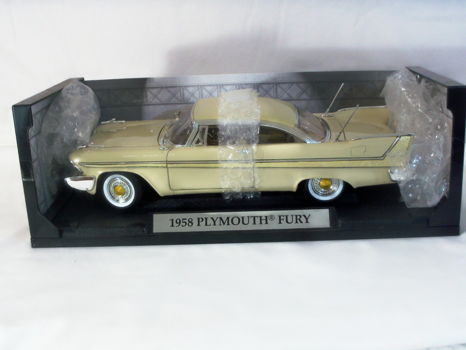 PLYMOUTH FURY 1958 MOTOR MAX 1/18TH SCALE*TLC