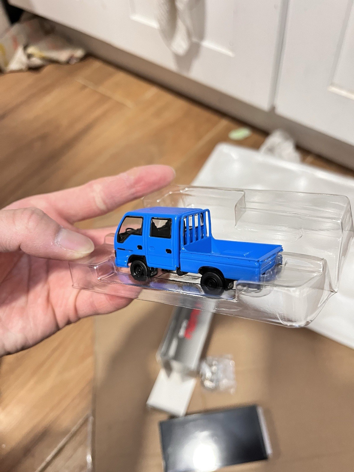 1:64 Scale Isuzu NHR LHD Blue Cargo Truck Diecast Model Car