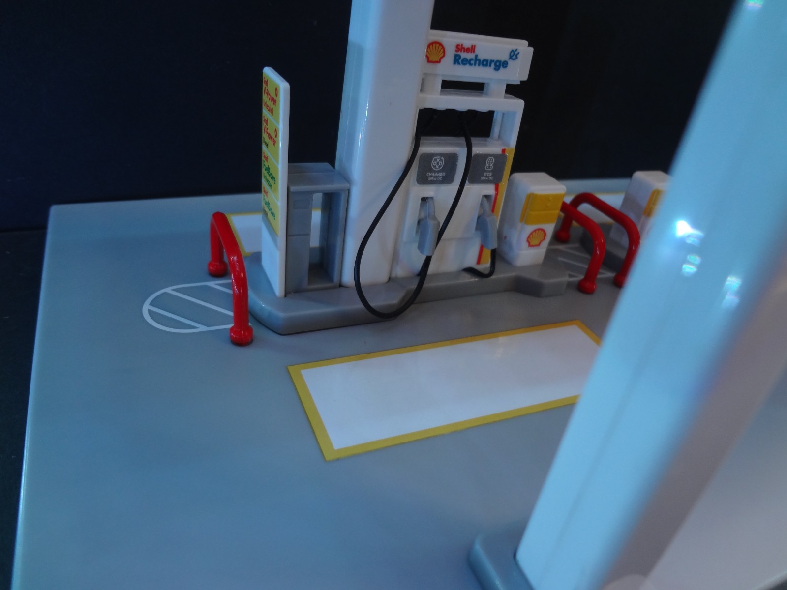 1:64 scale SHELL Gas Station snap on kit