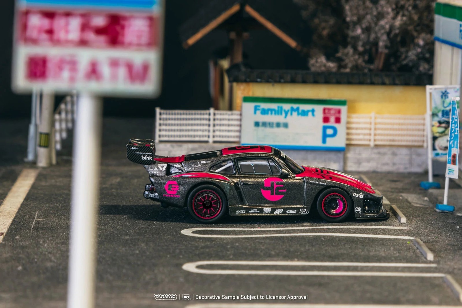 Tarmac Works Bisimoto Porsche 935 K3V with Trading Cards – Pink T64-079-K3V
