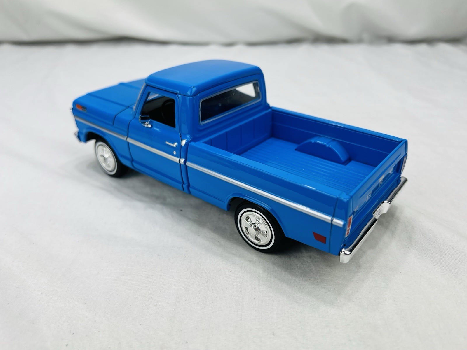 No Box Motormax 1972 Ford F-100 Pickup Truck 1:24 Light Blue
