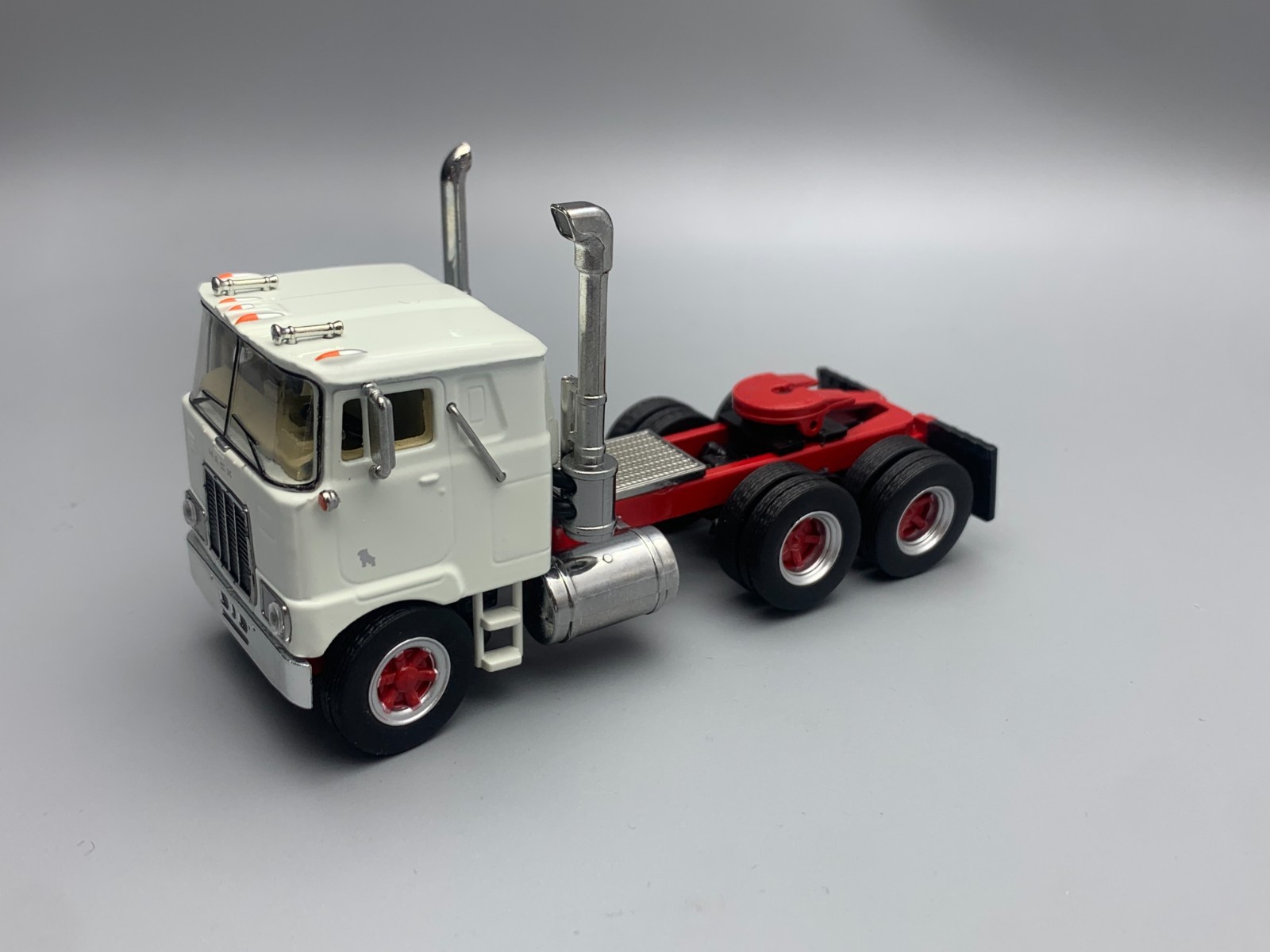 Top Shelf 1/64 Mack F700 White Die-casting Tractor Diecast Metal Model Car