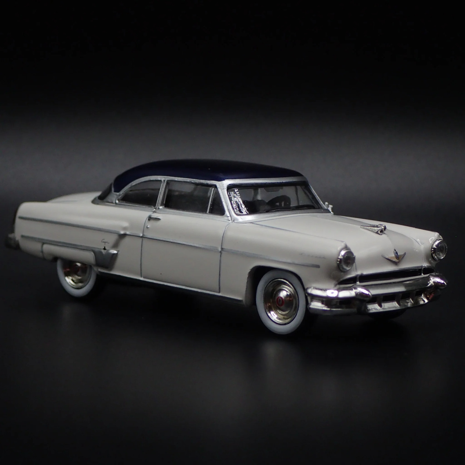 1954 54 LINCOLN CAPRI WHITE 1:64 SCALE COLLECTIBLE DIORAMA DIECAST MODEL CAR