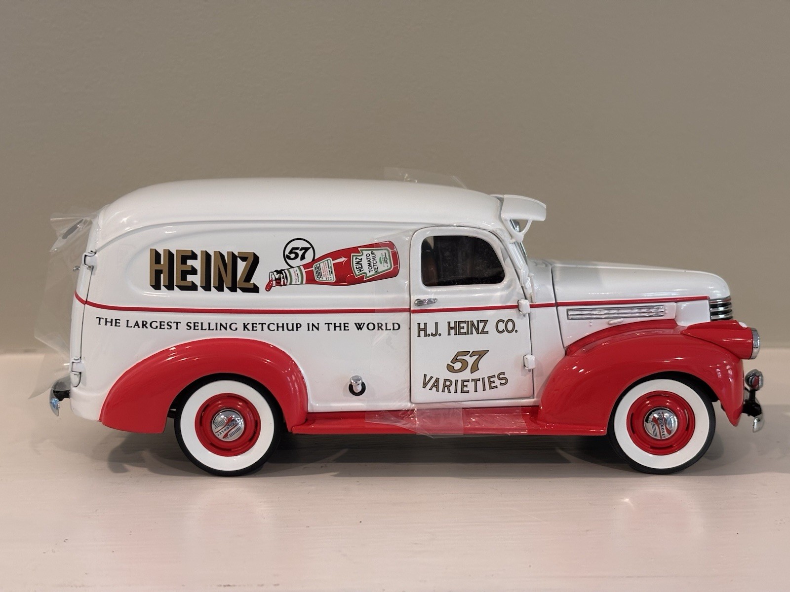 Danbury Mint 1940s Heinz Delivery Truck; 1:24 Scale. Complete and Undisplayed