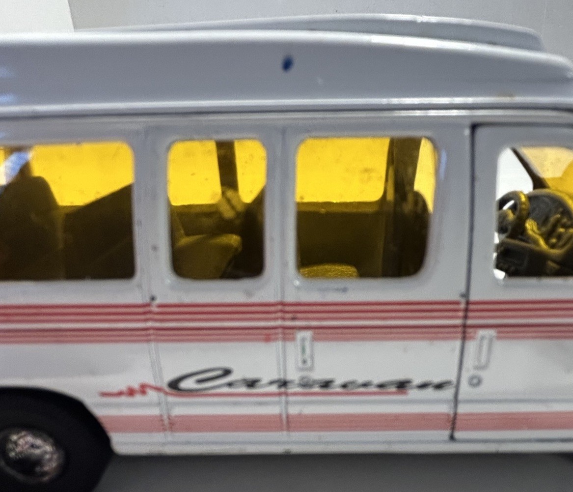 Tin Toys NEW Ford Econoline Van E-350 V8 Caravan 1:43 Diecast White