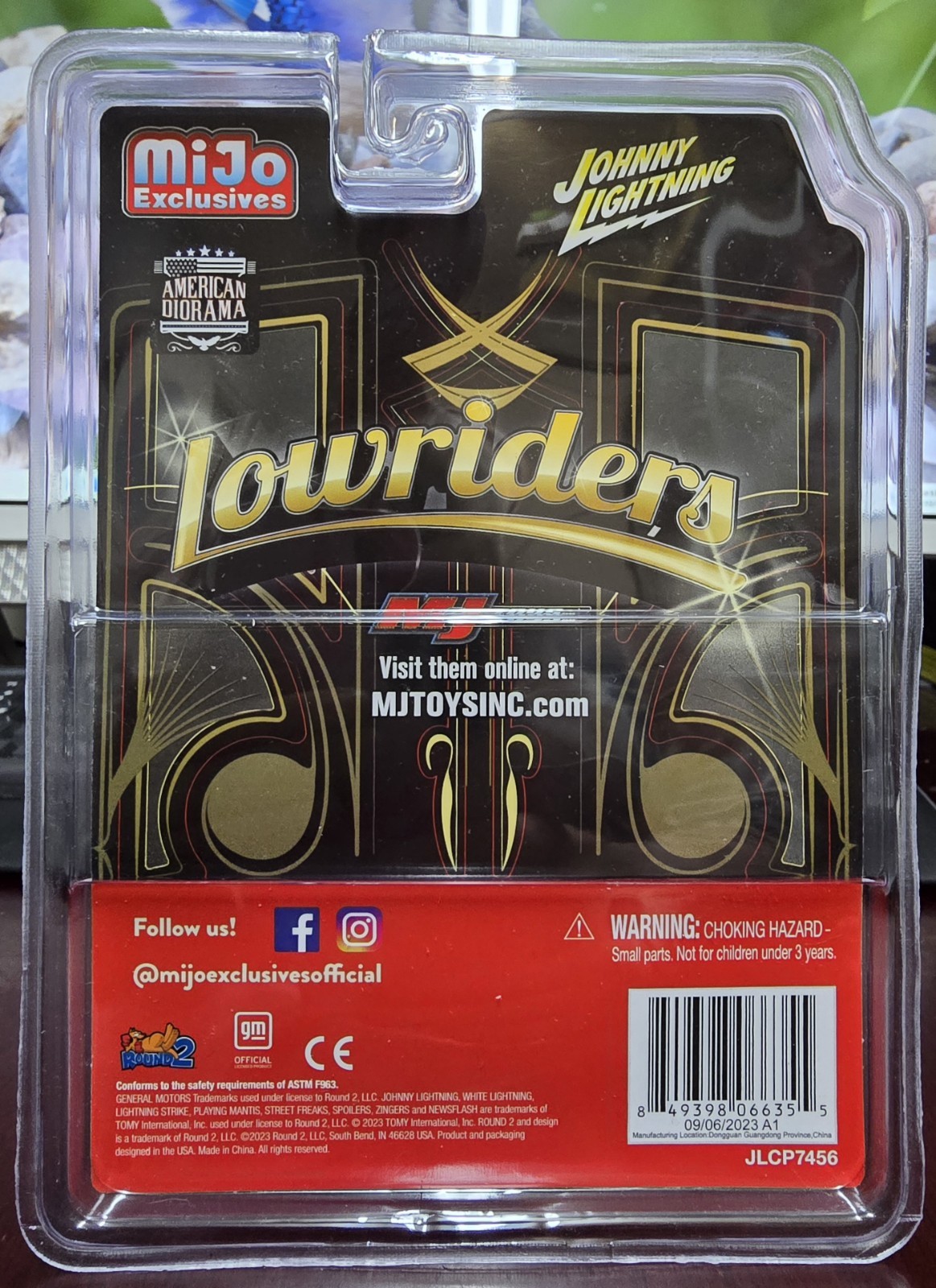 Johnny Lightning Lowriders Mijo Exclusives 1961 Chevy Impala American Diorama