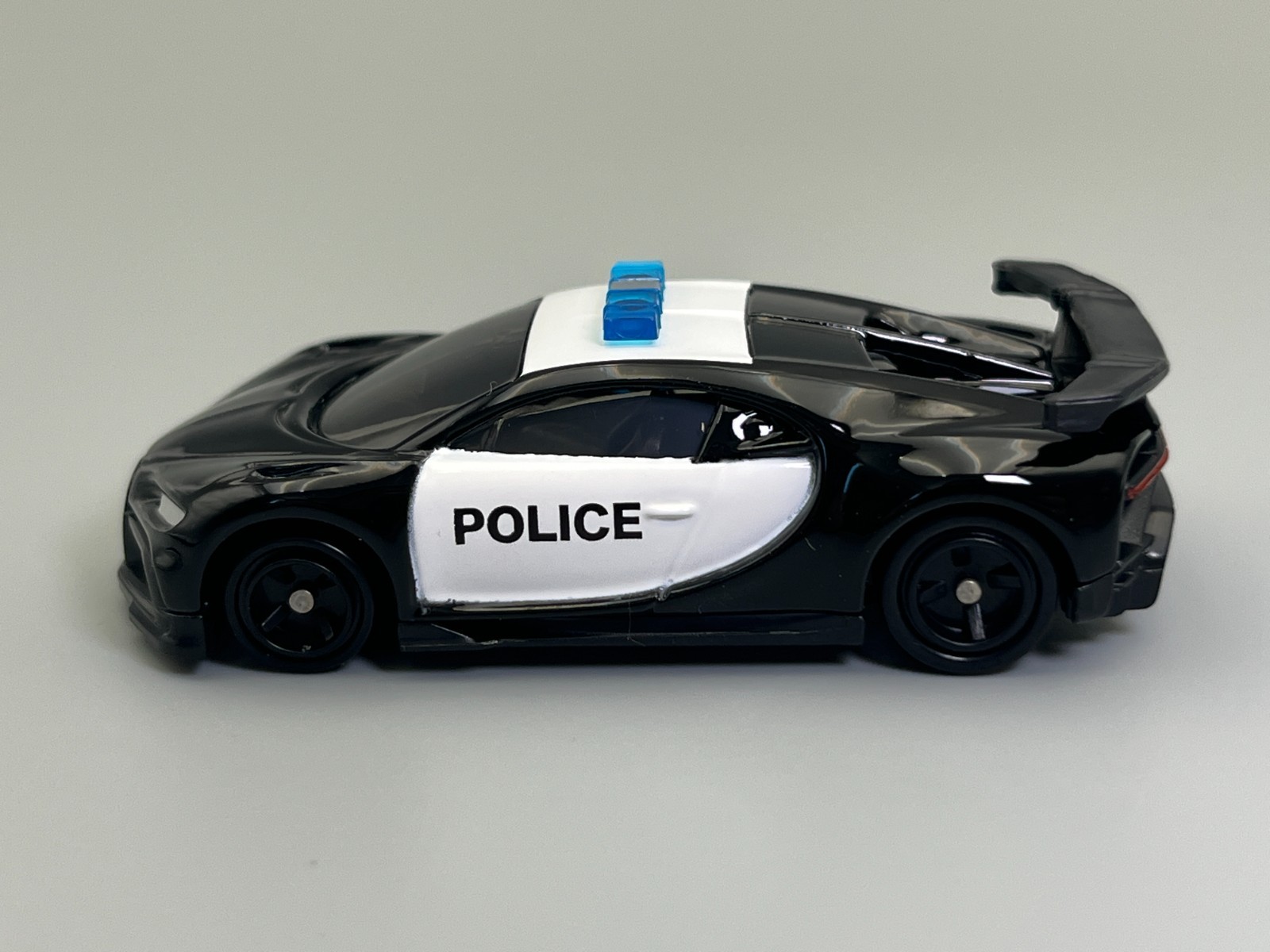 Bugatti Chiron Pur Sport Police Pursuit Tomica #79 1/63 scale