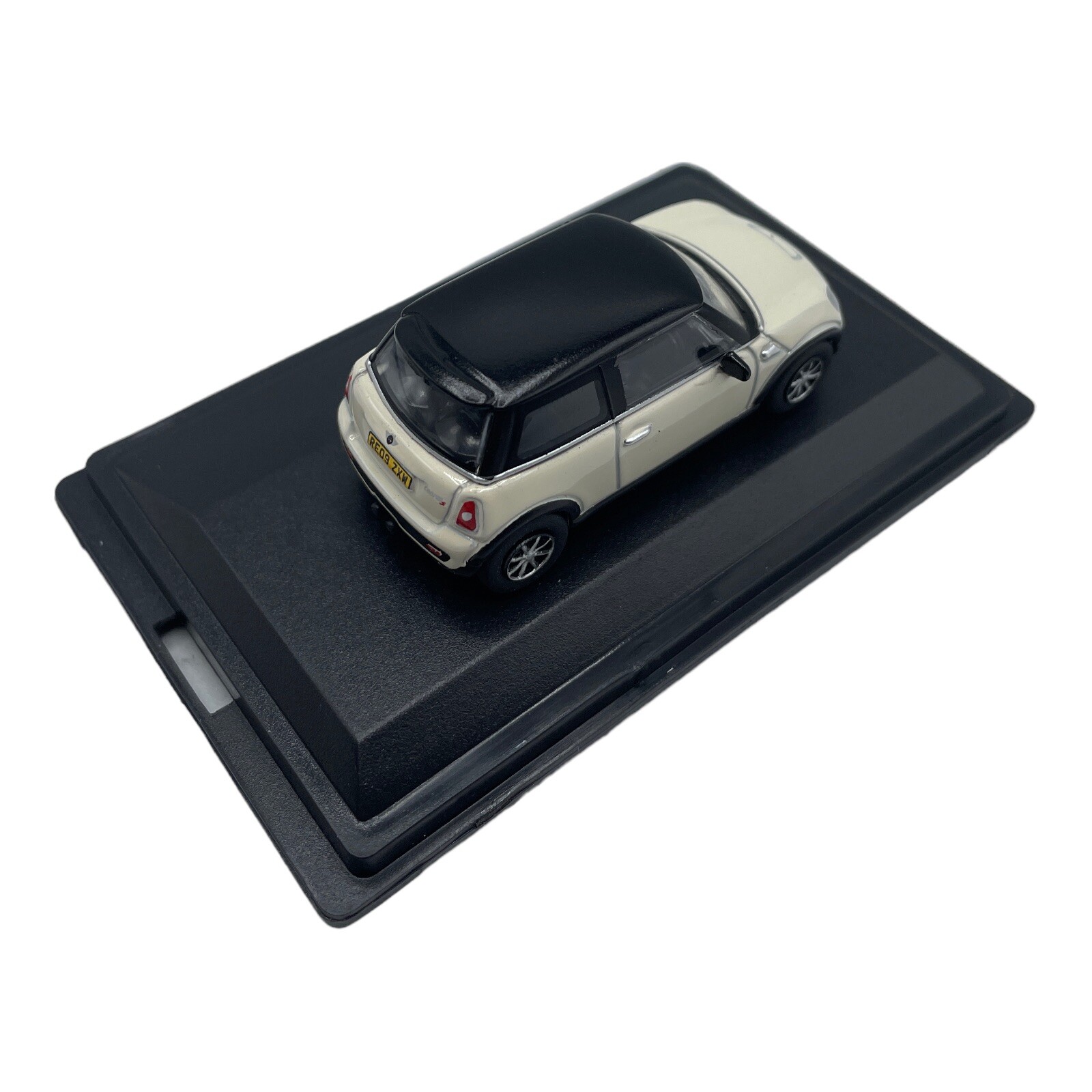 MINI Cooper S Hardtop R56 Pepper White with Black Roof Diecast car 1:76 OO Scale