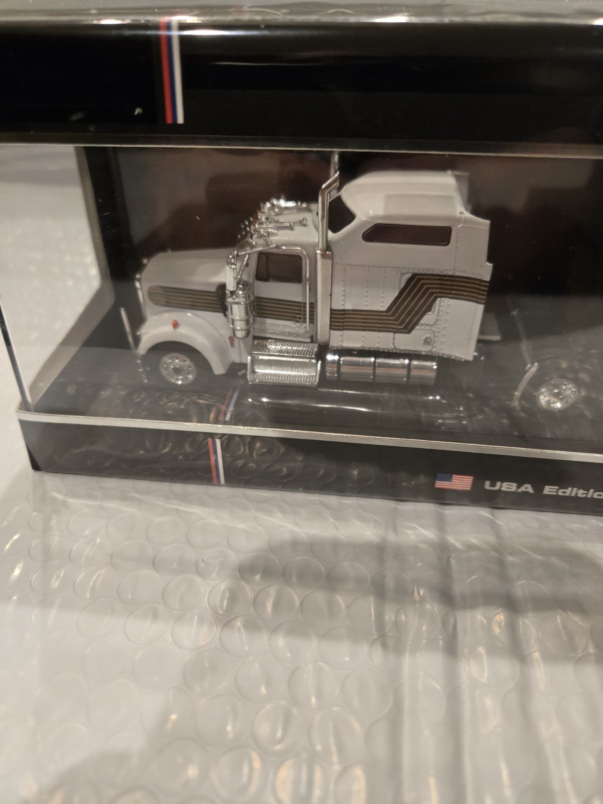 1:64 IXO Models *WHITE James Bond 007* Kenworth W900 Semi Truck NIB!