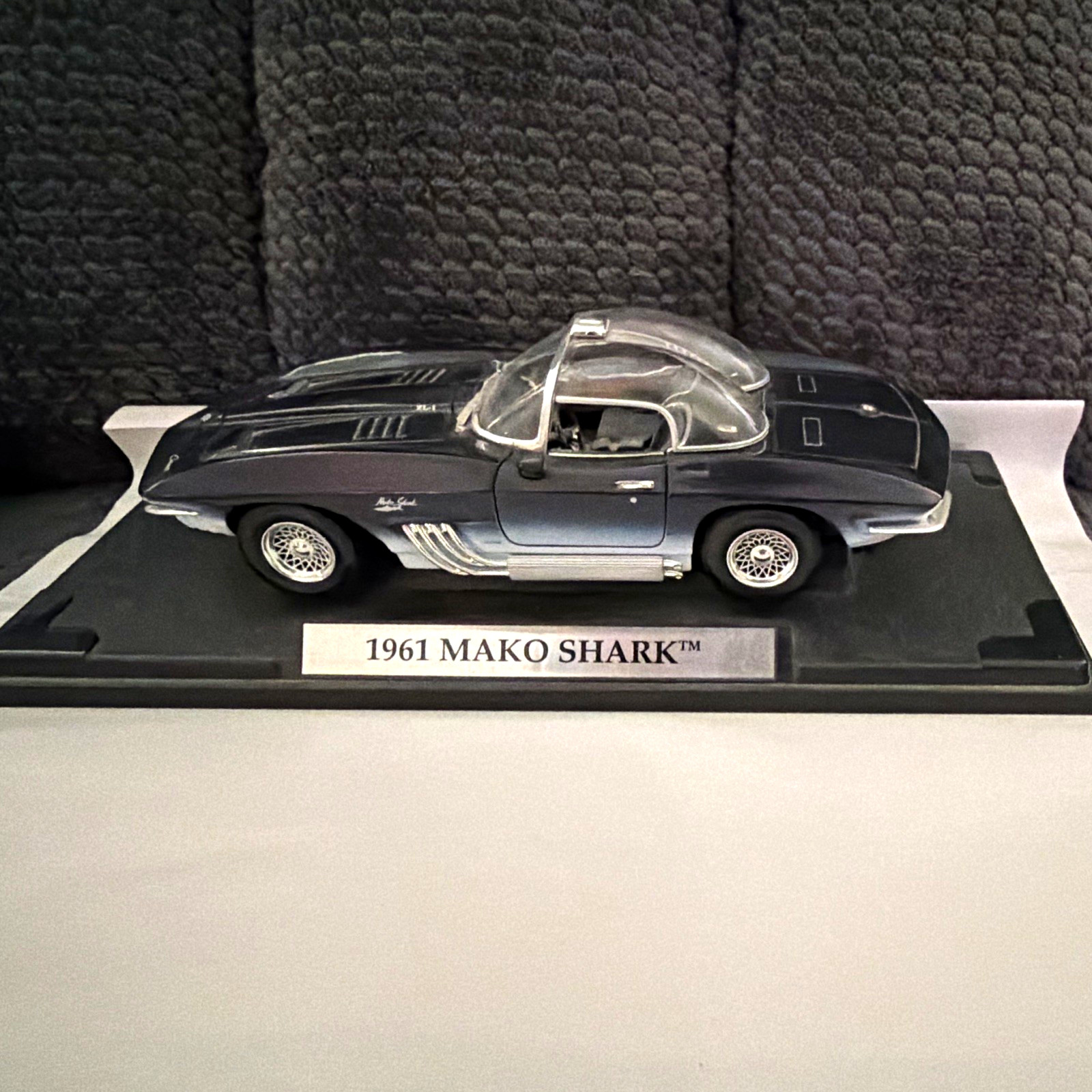 MOTORMAX 1961 Chevrolet Mako Shark Diecast Model Car Black/Silver w/ Base
