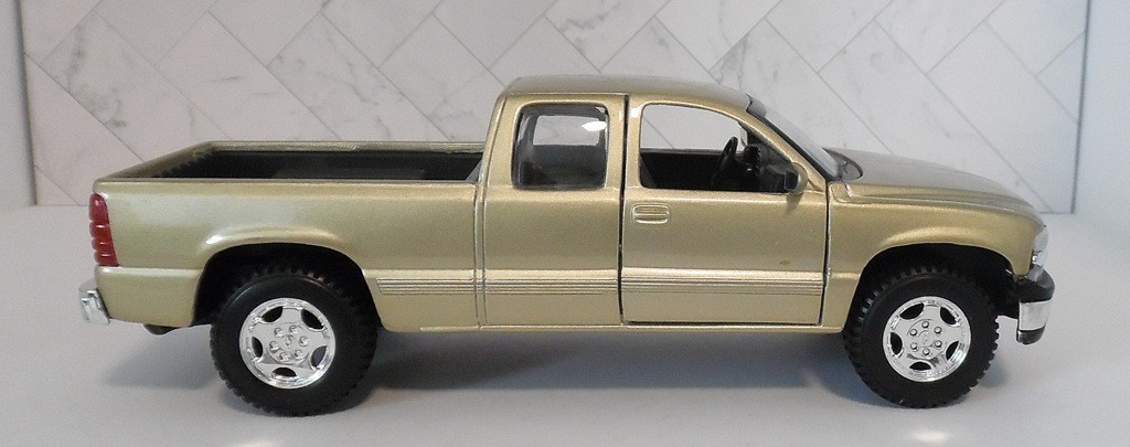 Diecast 1998 Bronze Chevy Silverado 1/24 Maisto Pre-Owned