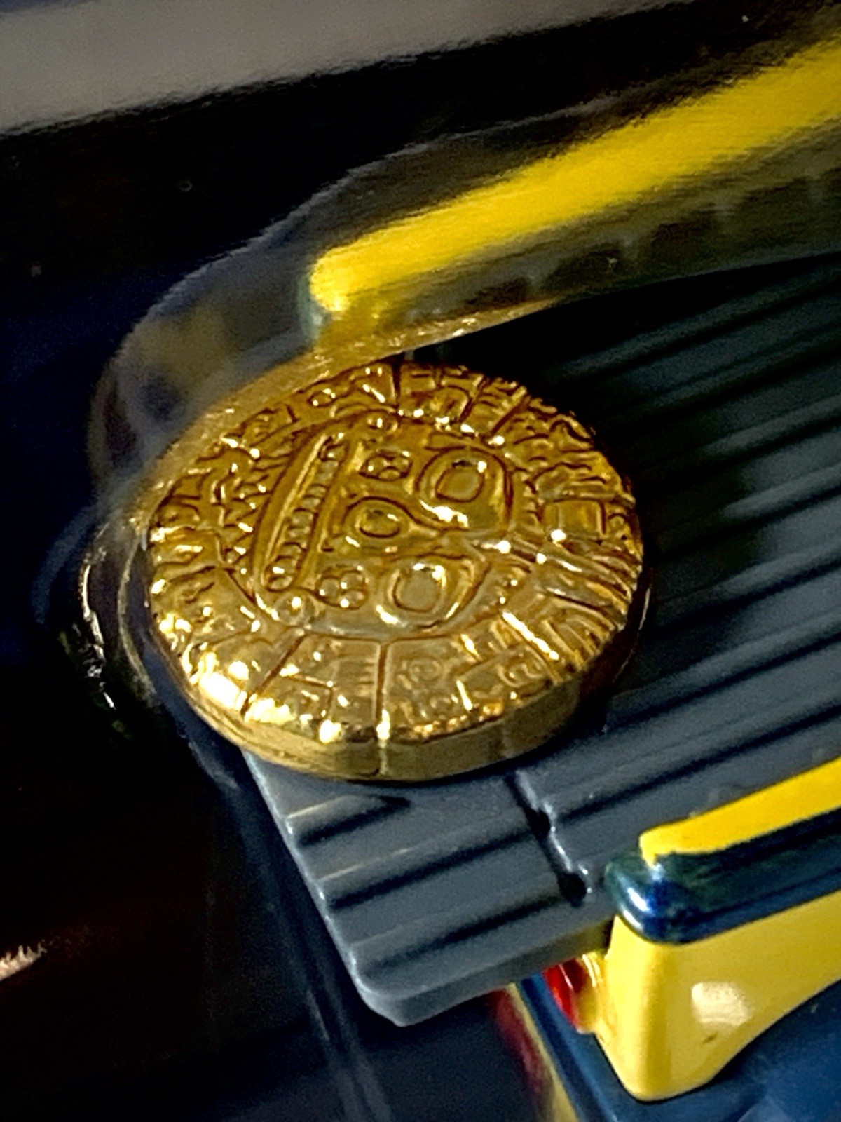 PURE-GOLD: Otto from Minions, Gold Coin Lorry Truck, Hot Wheels, 1:64, 3+, NEW