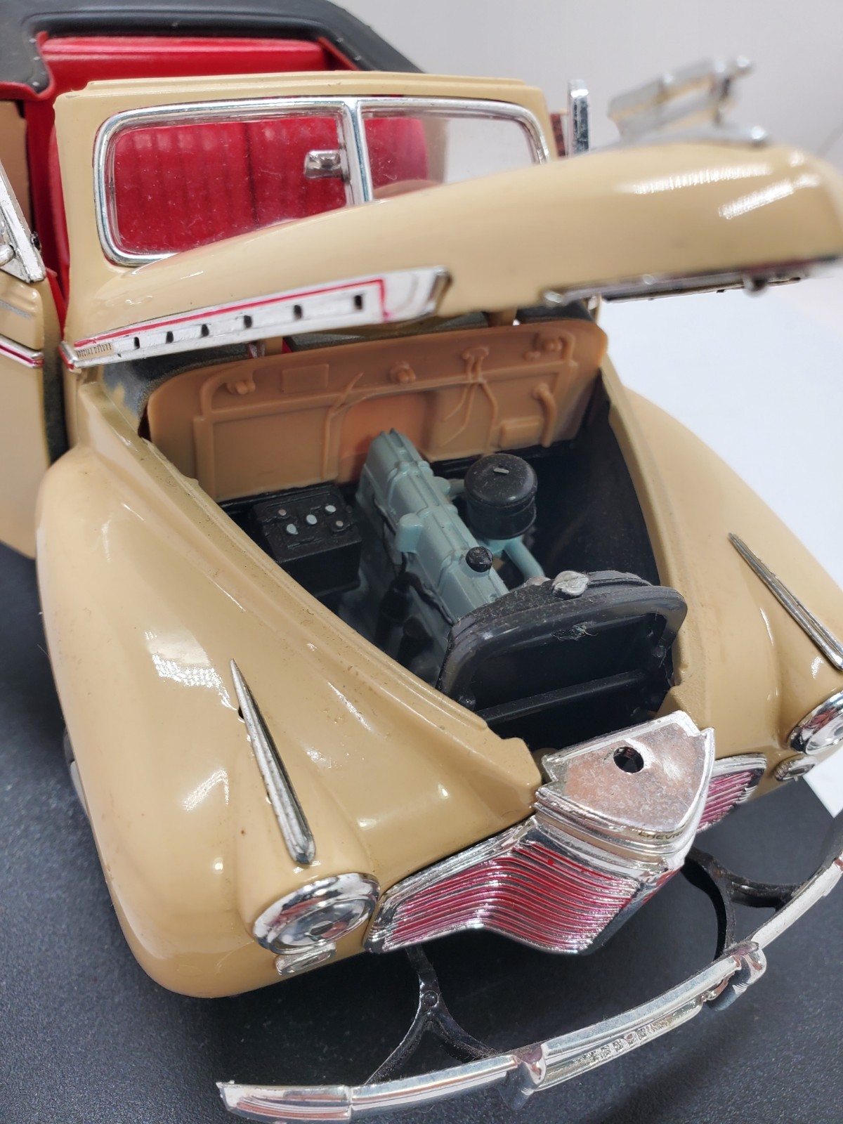 WELLY Collectable 1941 Chevrolet Special Deluxe 1:18 Diecast Beige/Red No Box