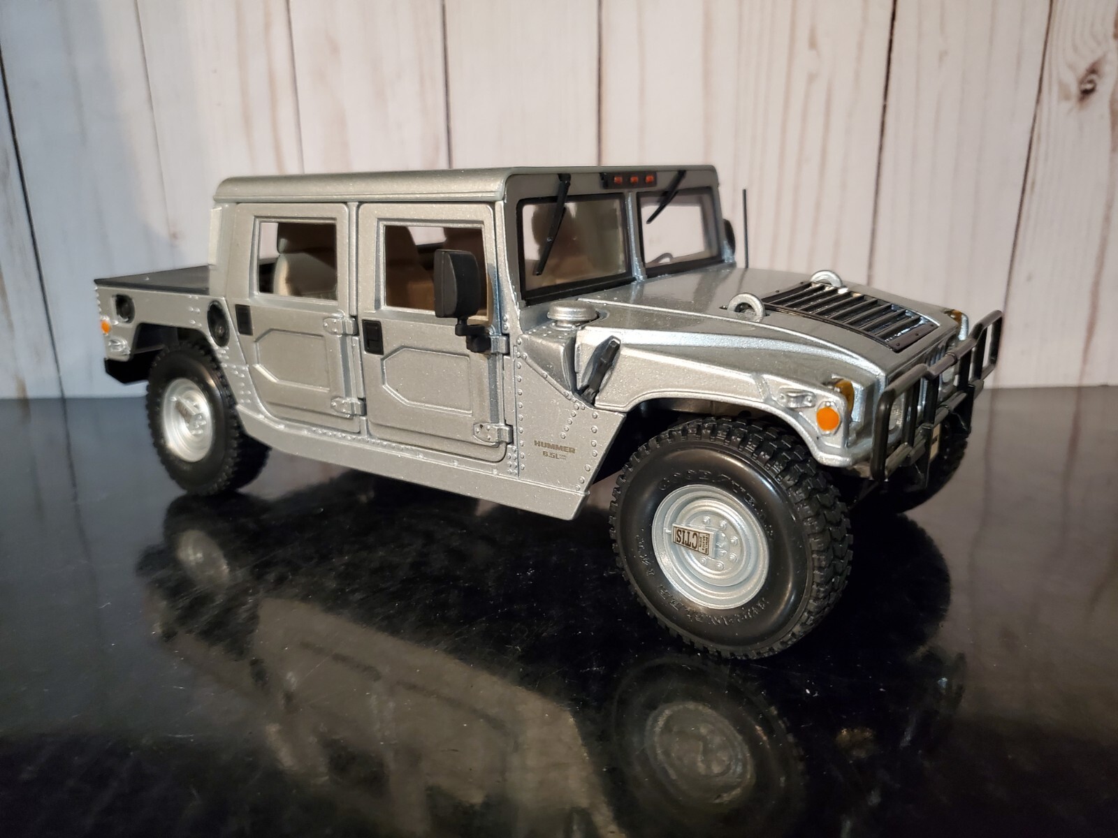 Maisto Hummer Hard Top 4×4 1:18 Scale Diecast Model Truck Military Humvee Silver