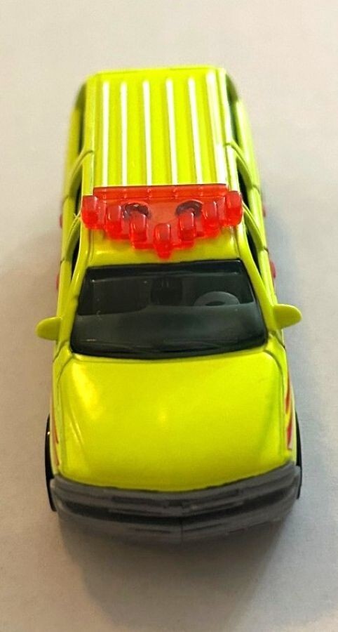 LOOSE MATCHBOX 2000 CHEVY SUBURBAN NEON YELLOW FIRE 1:76
