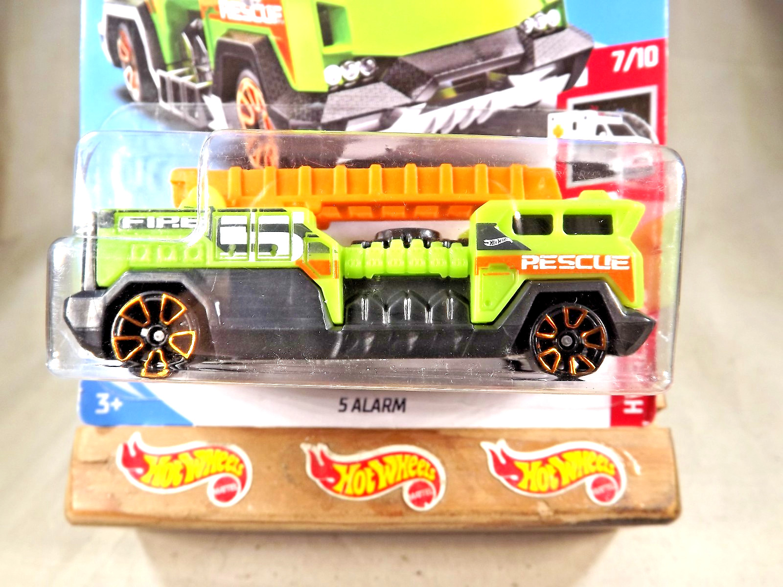 2019 Hot Wheels #172 HW Rescue 7/10 5 ALARM Fire Engine Green w/Gold Trap5 Spoke