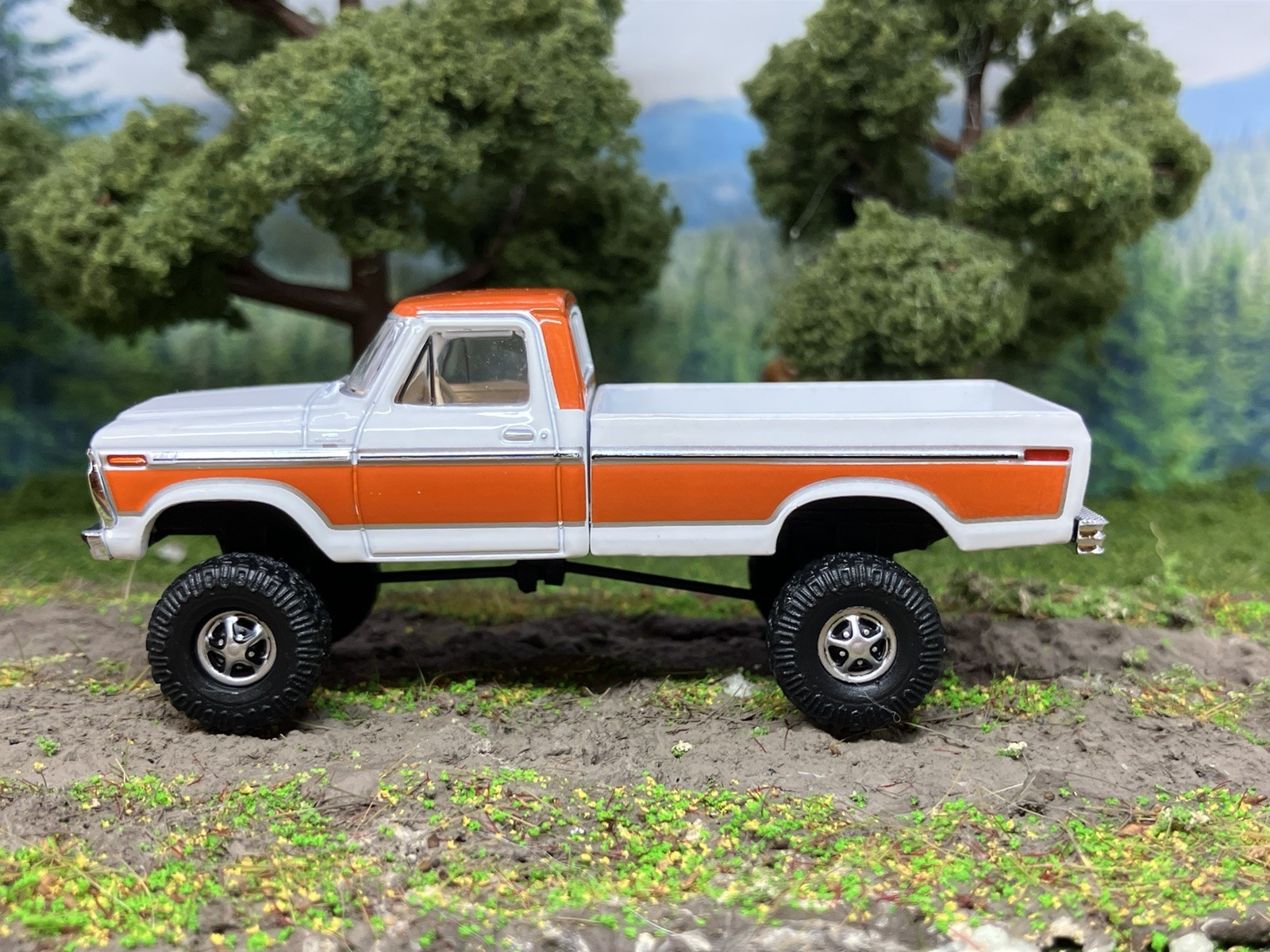 1977 Ford F-150 Ranger Explorer Lifted 4×4 Truck 1/64 Diecast Custom Greenlight