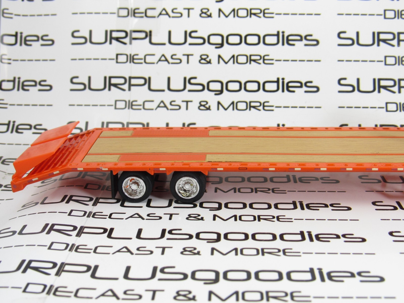 Greenlight 1:64 LOOSE LIFTED Orange 1986 CHEVROLET SILVERADO w/Gooseneck Trailer