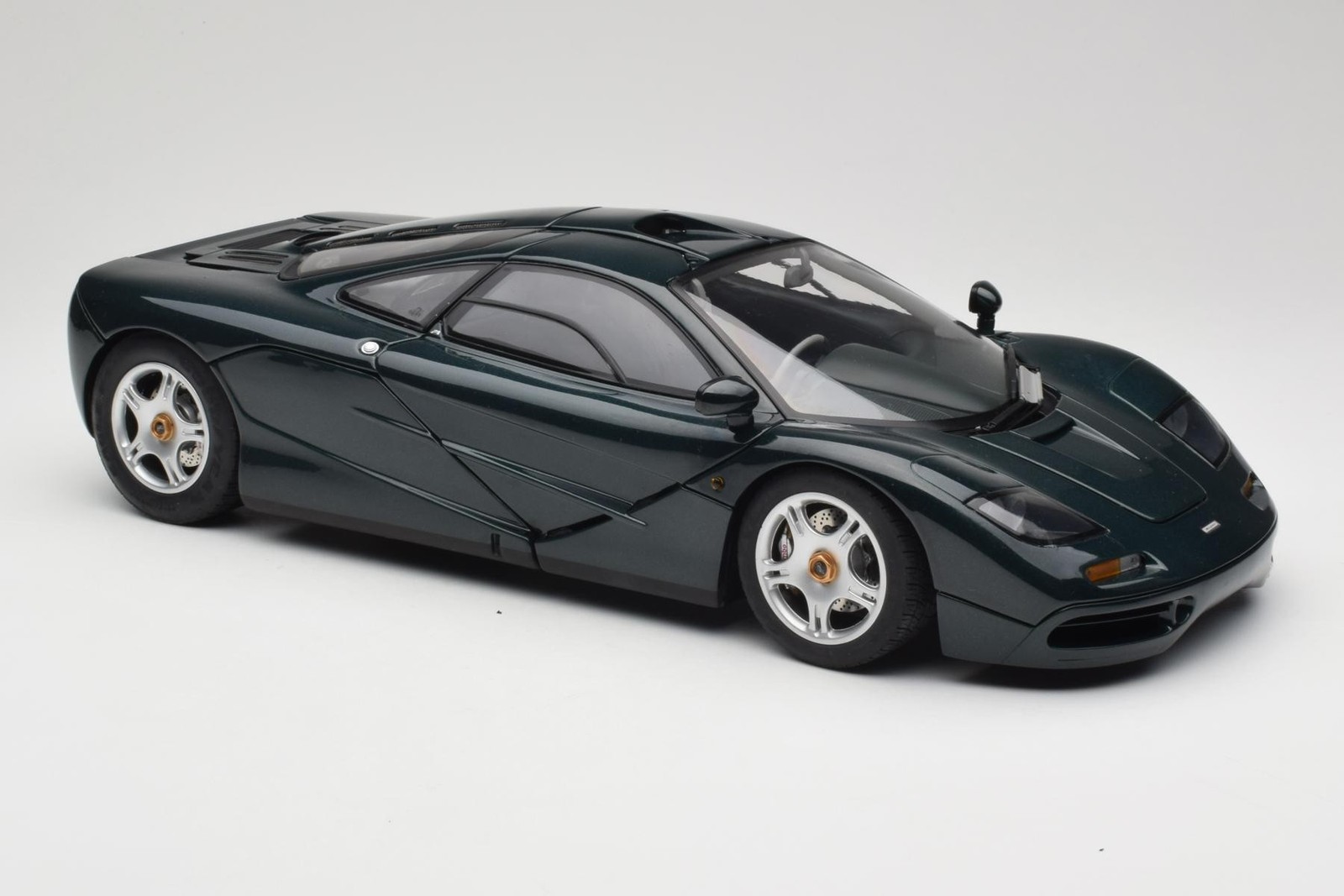 530133127 McLaren F1 Dark Green Metallic Minichamps 1/12
