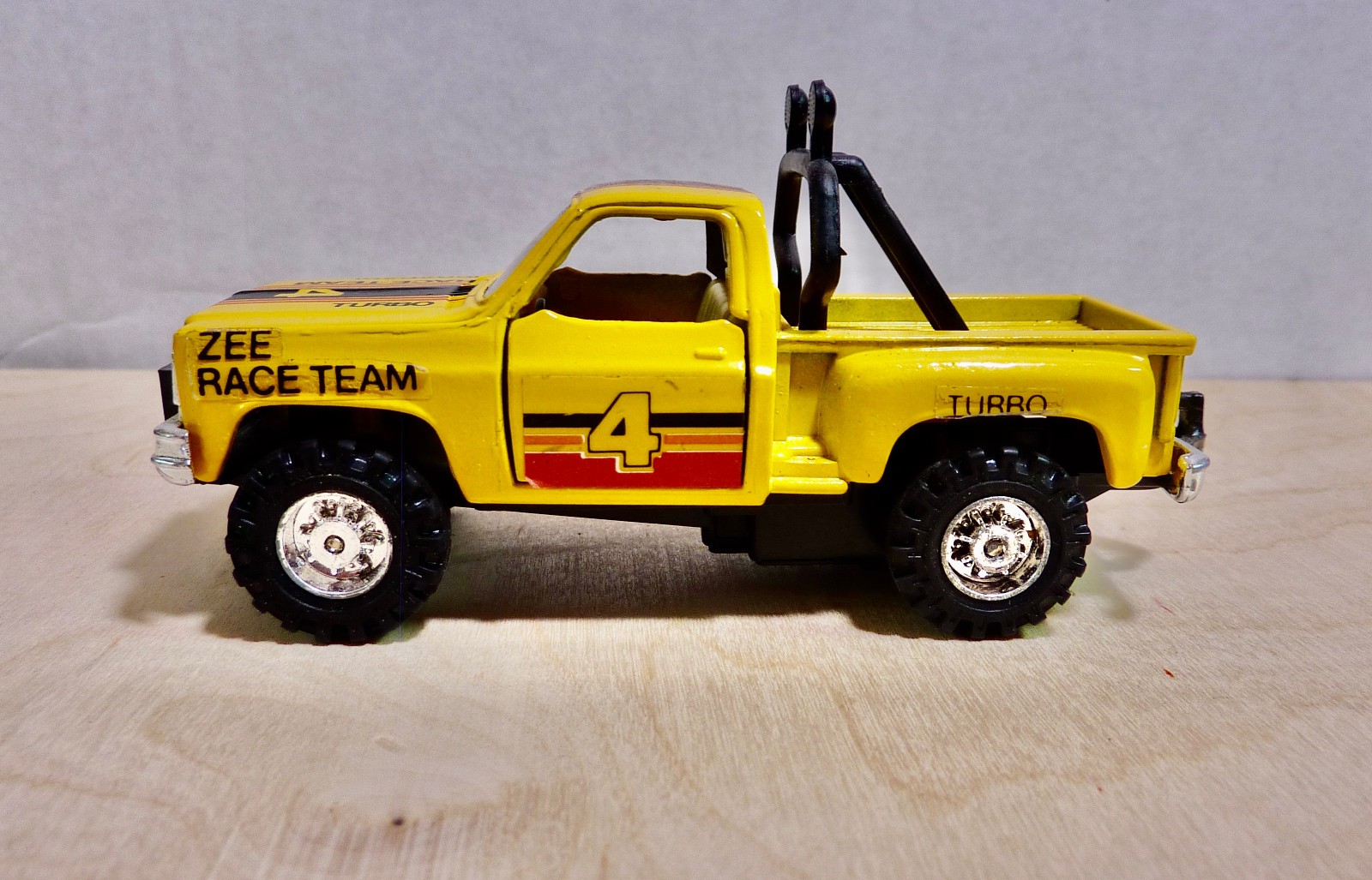 ZEE RACE TEAM CHEVY 4×4 DIECAST TRUCK w/ PULLBACK ACTION – 4 ½” LONG