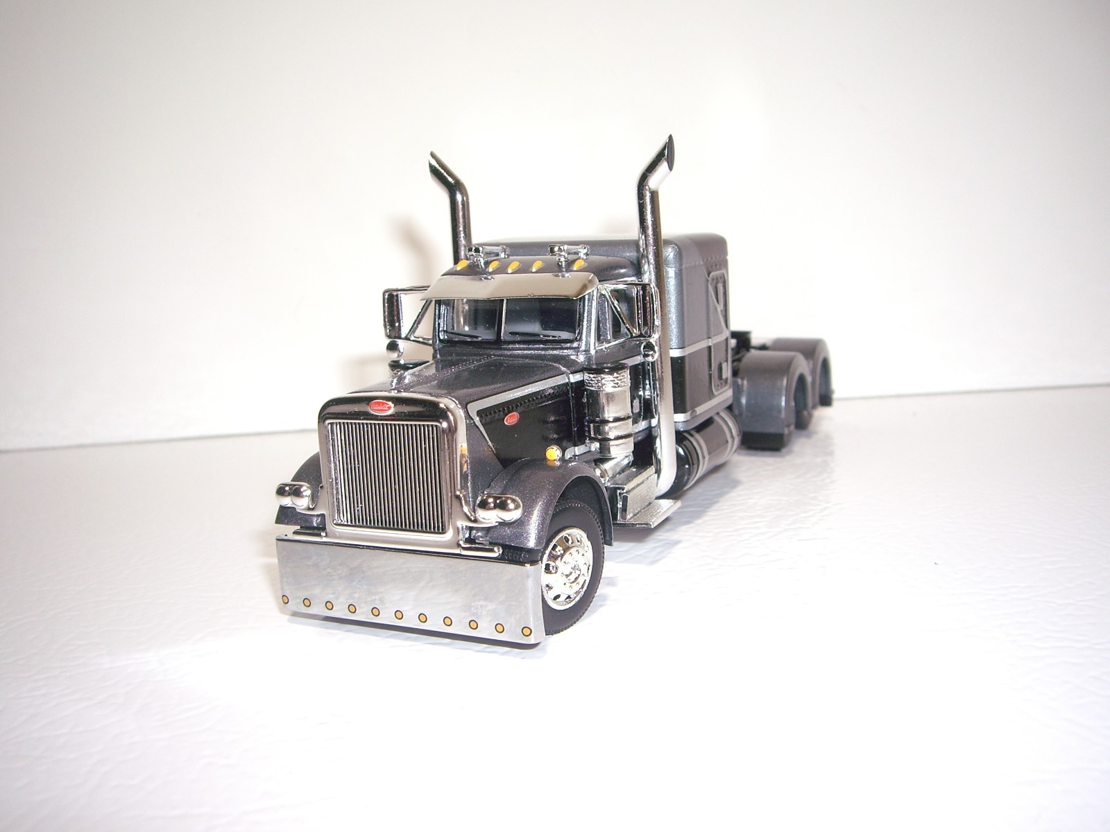 DCP FIRST GEAR 1/64 BLACK AND SILVER PETERBILT 379 WITH 63″ SLEEPER