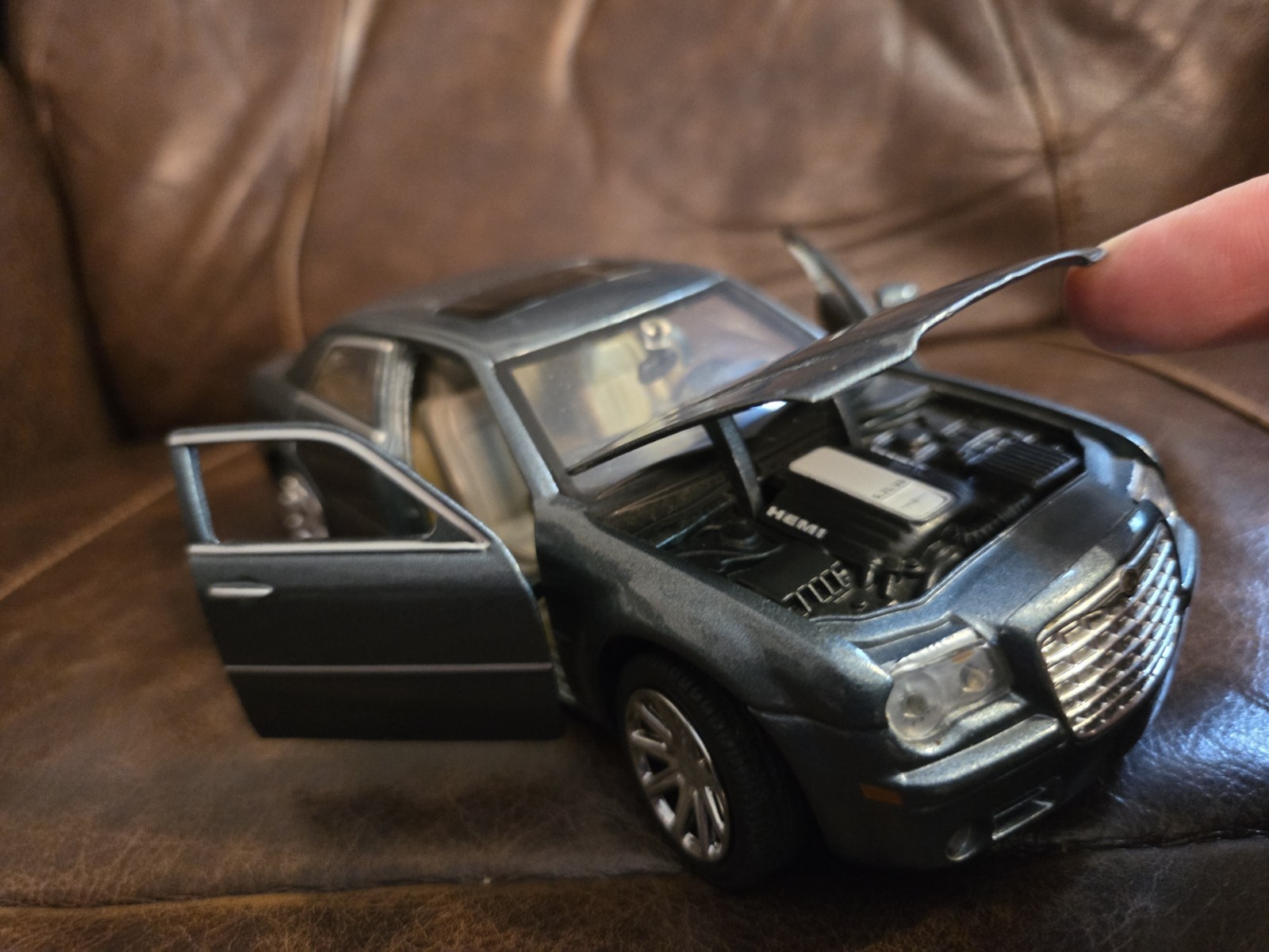2005 Chrysler 300C Hemi Motor Max Car 1:24 Diecast! Nice Soft Paint! Few Marks