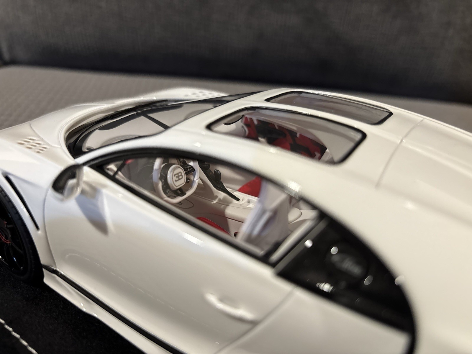 1/18 HH Henson & Heaven Bugatti Chiron Super Sport White/Red Limited 30pcs