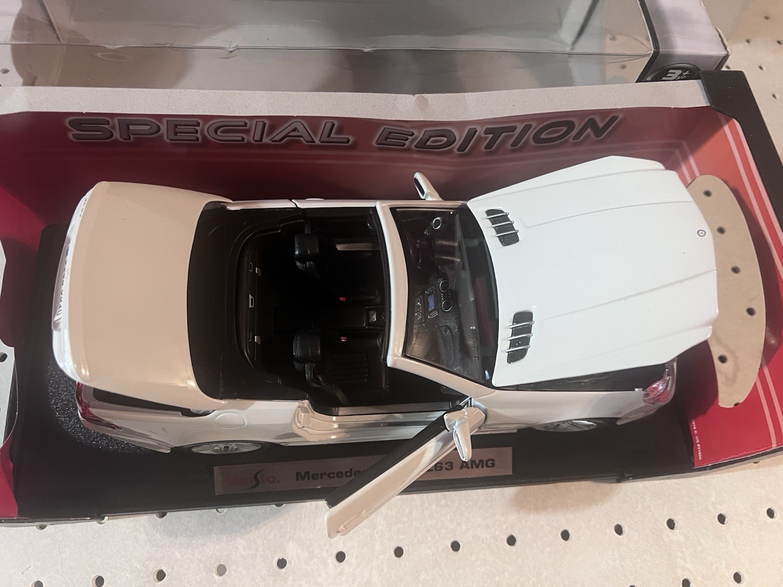 Maisto Special Edition 1:18 Mercedes-Benz SL63 AMG White Opening Doors