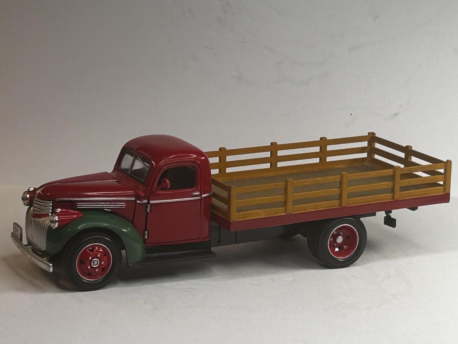 National Motor Museum Mint 1941 Chevrolet Flatbed Stake Truck Red/Green 1:32 DC