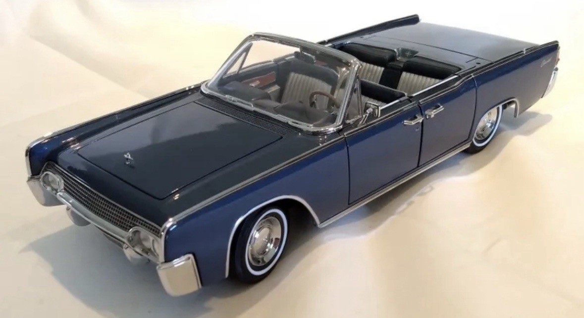 1 Left! 1/18 1961 Blue Lincoln Continental Road Signature Future, Rare Car!