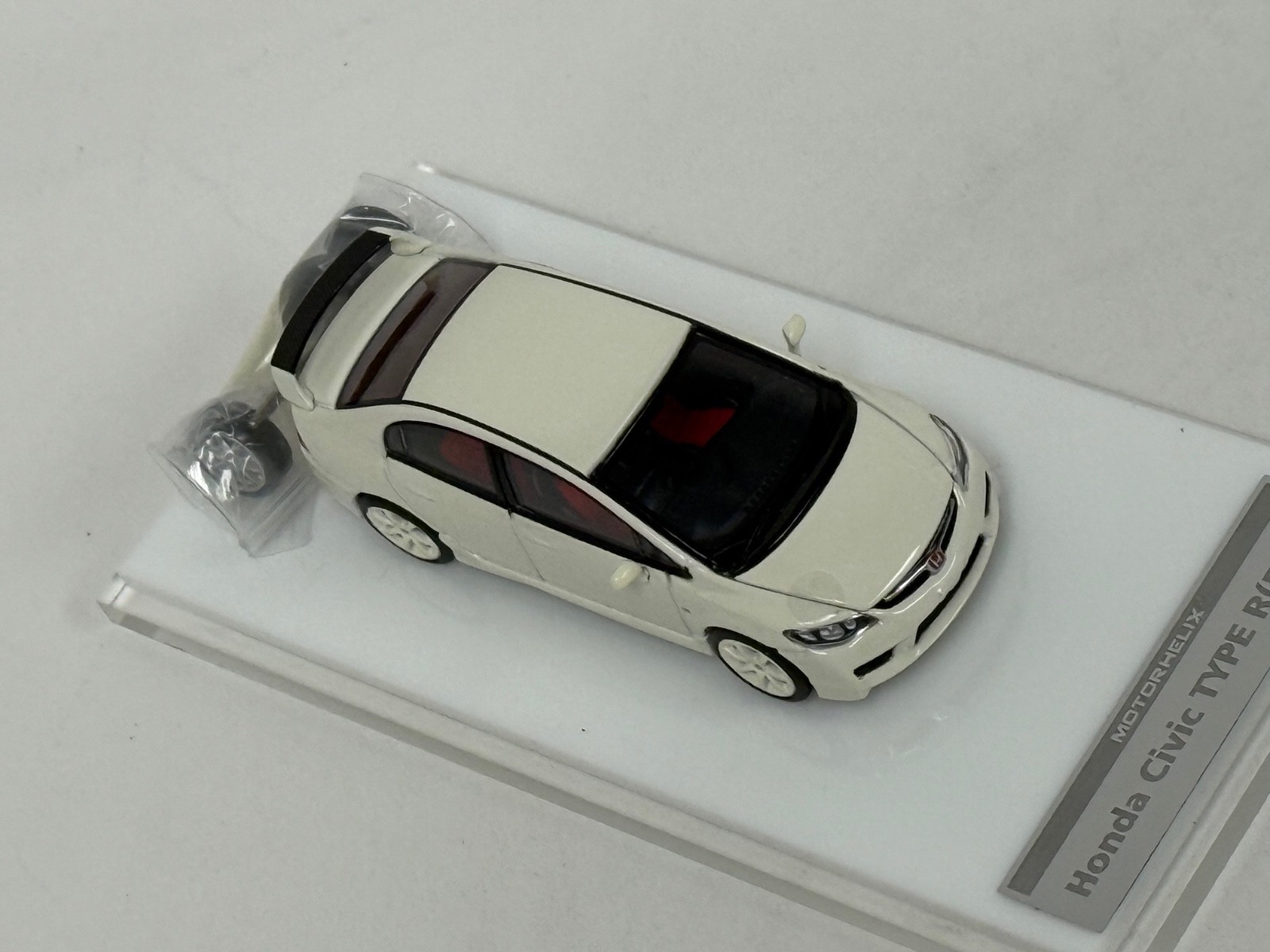 1/64 Motorhelix Honda Civic Type R ( FD2 ) in Championship White MIX 2