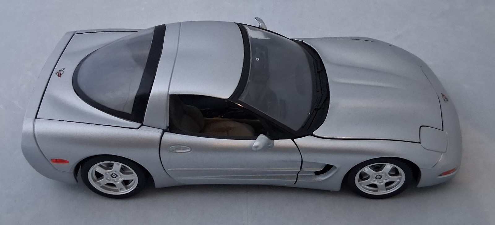 1999 Chevrolet Corvette C5 1:18 Diecast (Silver) : Burago