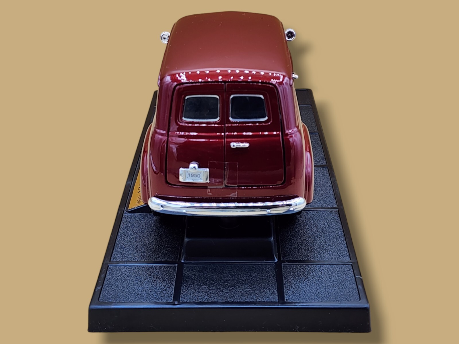 Mira Golden Line 1:18 Scale Diecast Metal G.M.C. 1950 Burgundy Red Suburban MIB