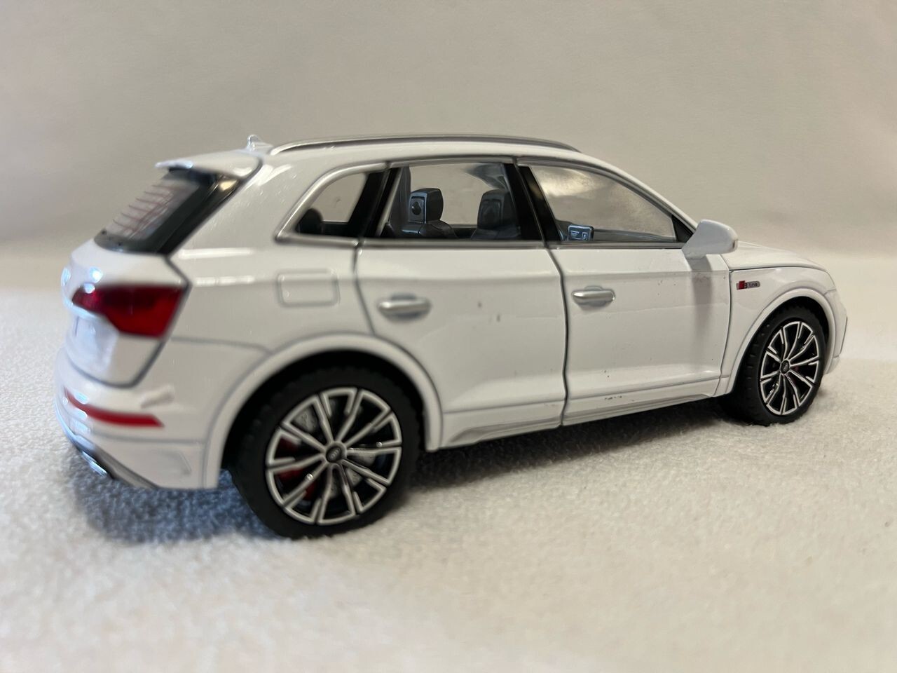 1:24 AUDI Q5 SUV Alloy Car Model Diecast & Toy Vehicle Metal Childrens Gift Kids