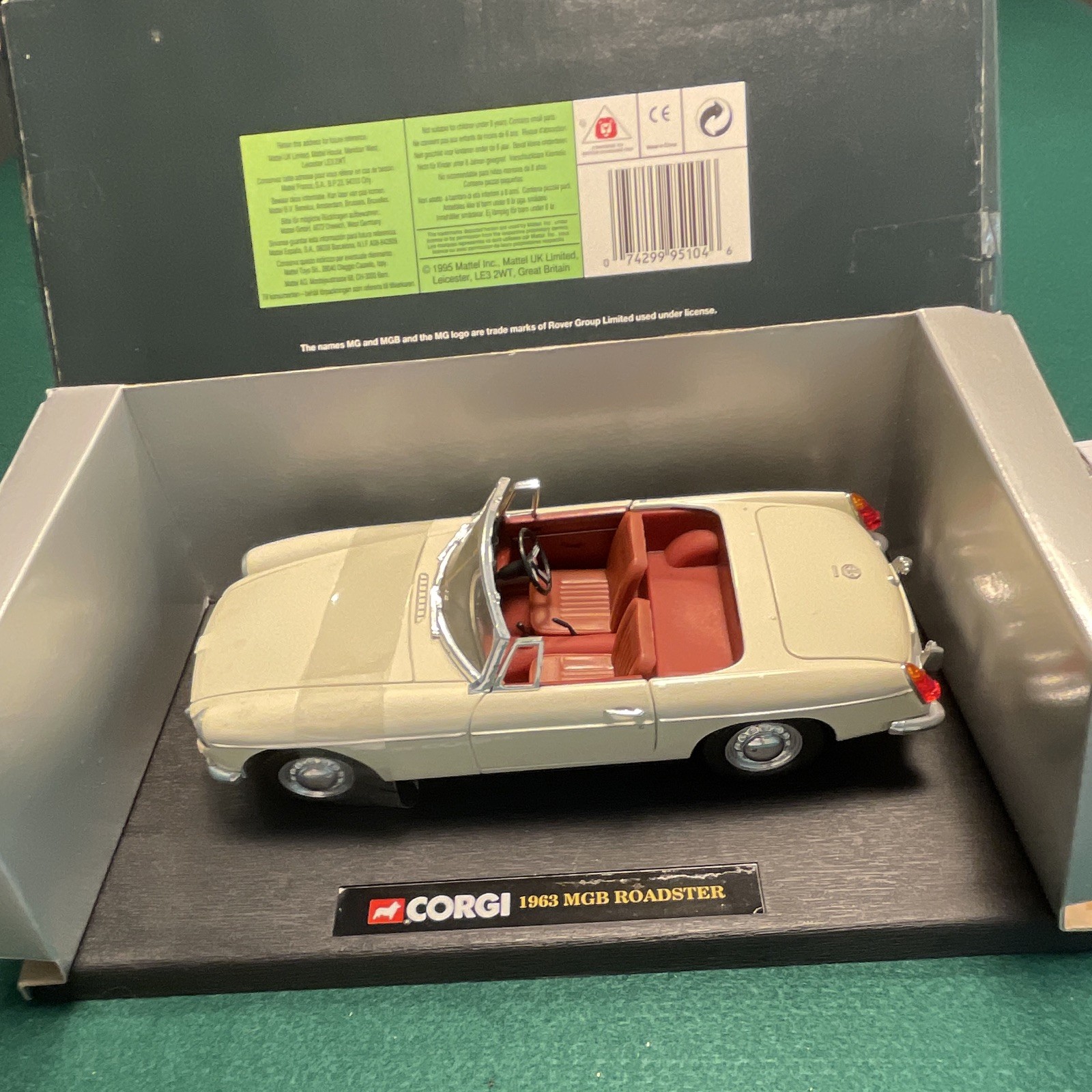 Corgi Classics 1:18 1963 MG MGB Roadster Diecast Cream/Red w/ Case
