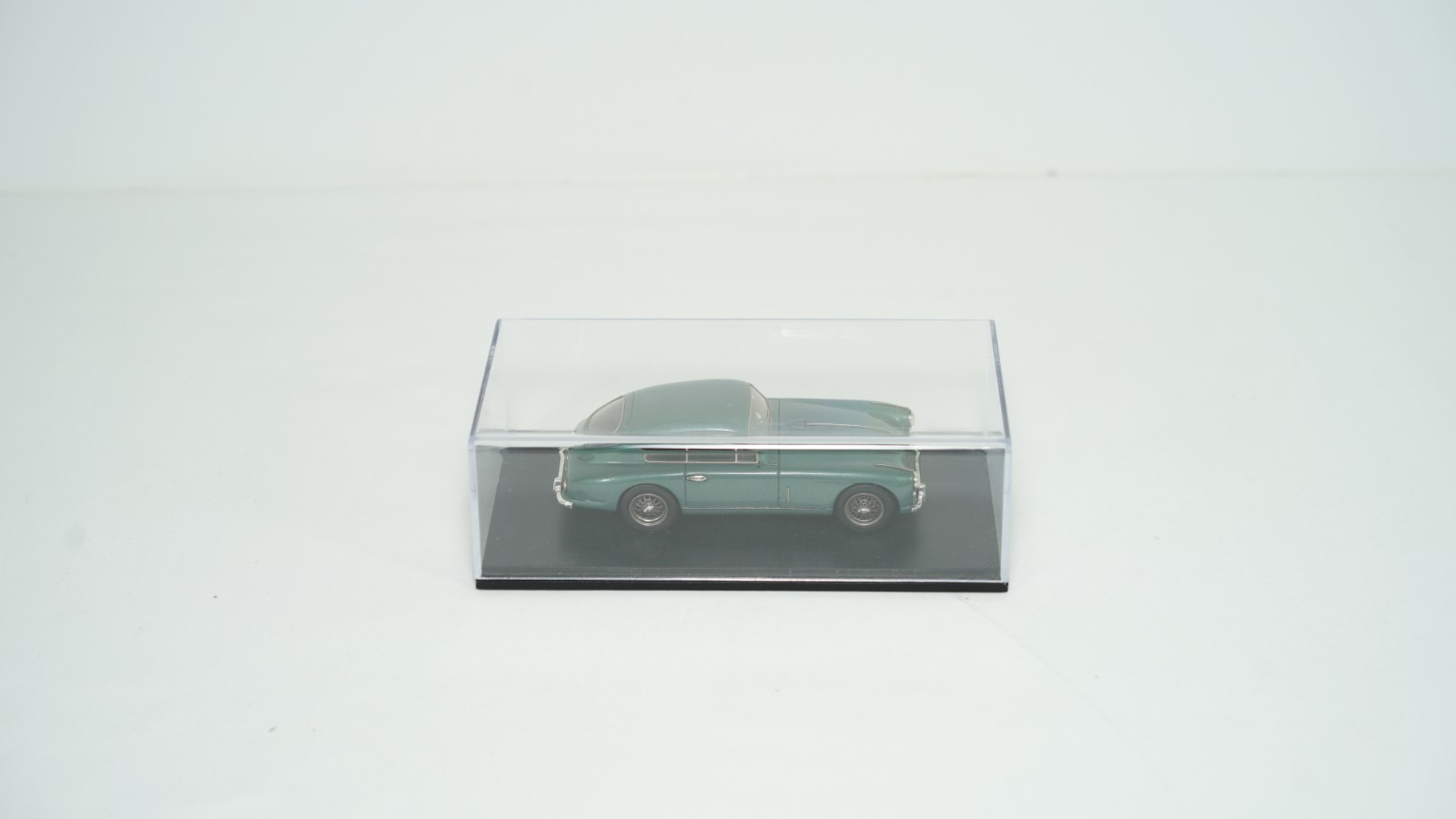 Spark 1/43 Diecast 1953 Aston Martin DB2/4 Coupe Saloon Sports Car S0583 B66