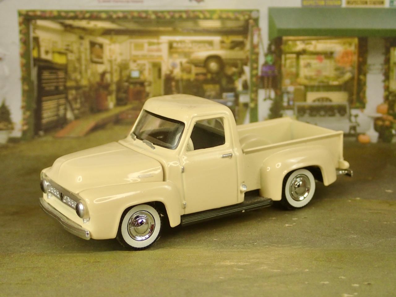 Vintage Motoring 1953 Ford F-100 Flathead V8 Step Side Pick-up 1/64 Scale LE O