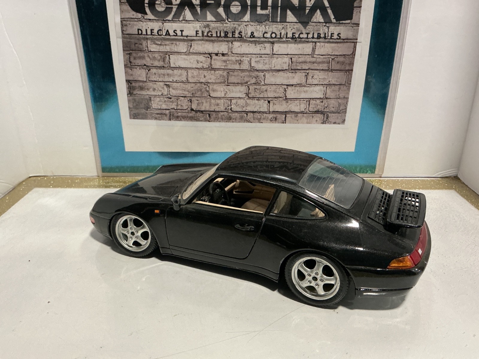 1:18 BURAGO 1993 PORSCHE 911 BLACK ON TAN