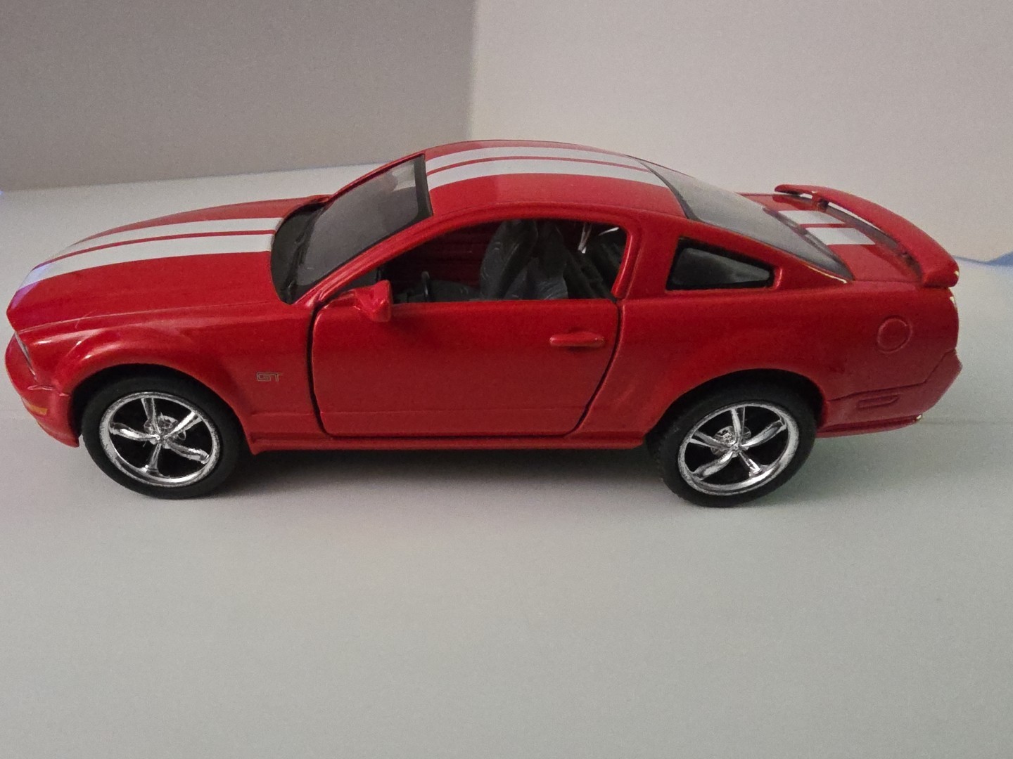 2006 Kinsmart Kintoy 1:38 Die Cast Ford Mustang Pull Back Action Toy Car Red