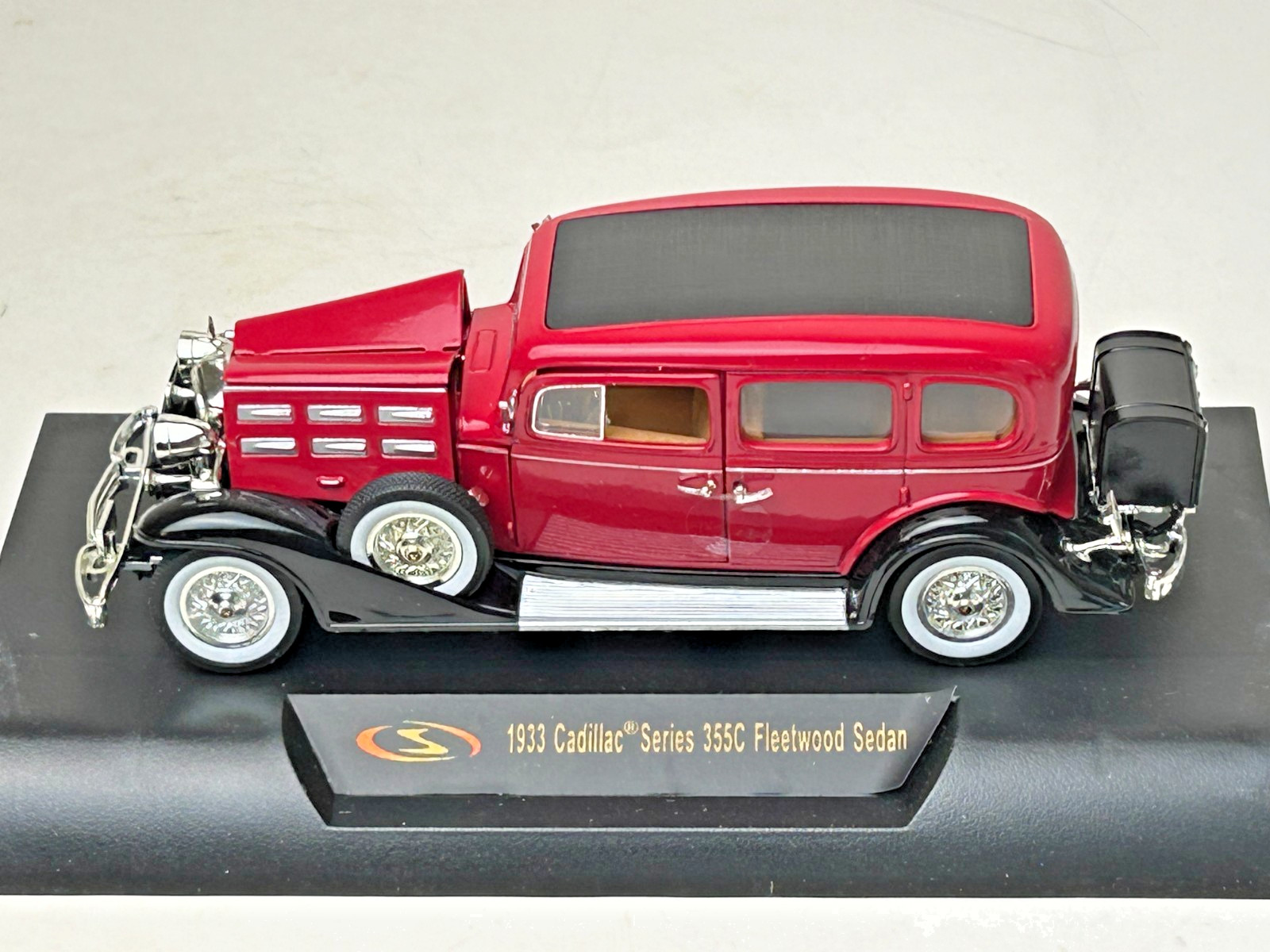 Signature Models 1:32 Scale Diecast 1933 Cadillac Fleetwood Sedan with Box