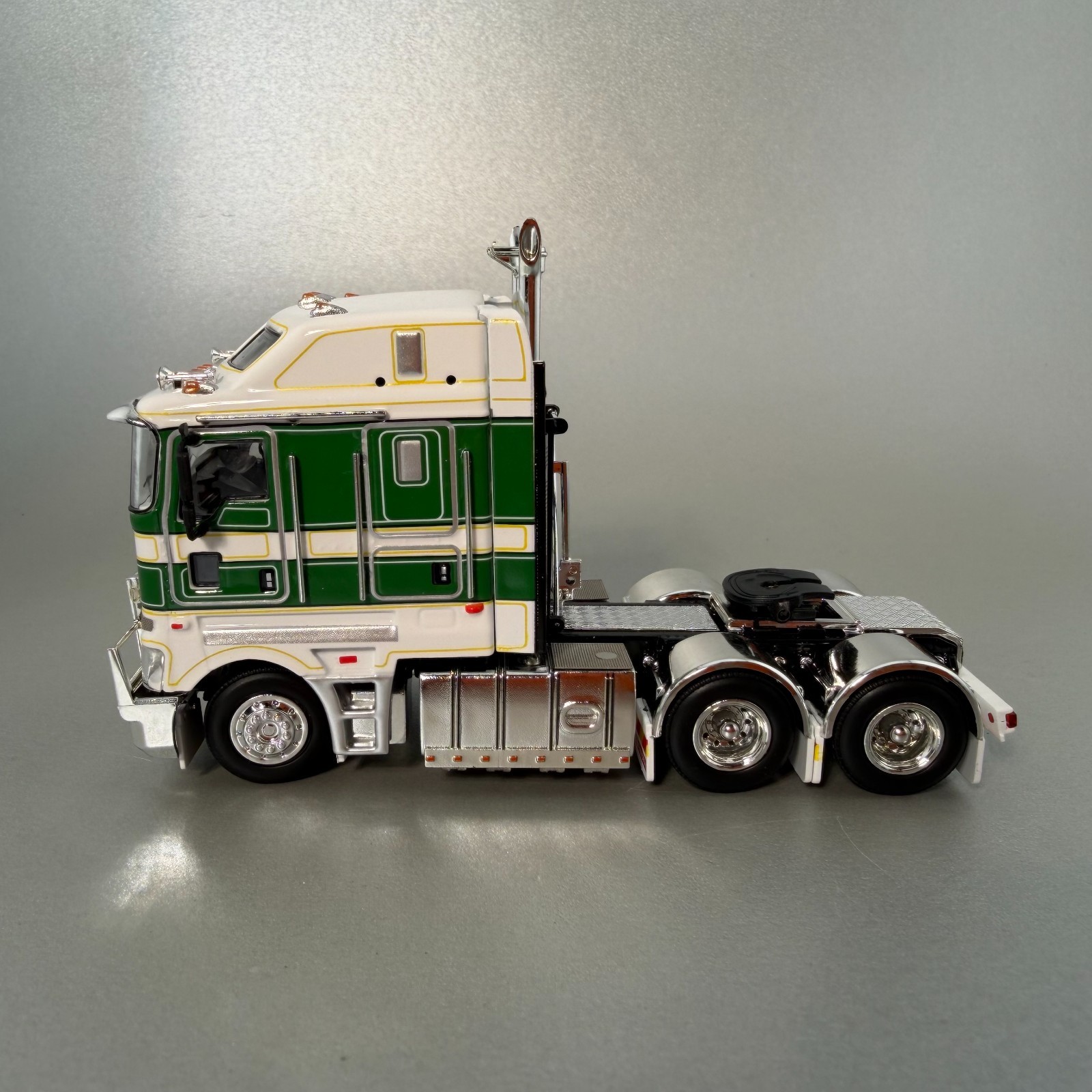 Kenworth K200 Diecast Prime Mover Tractor Truck 1:64 MJ 7cm/2.8in Tilt Cab Model
