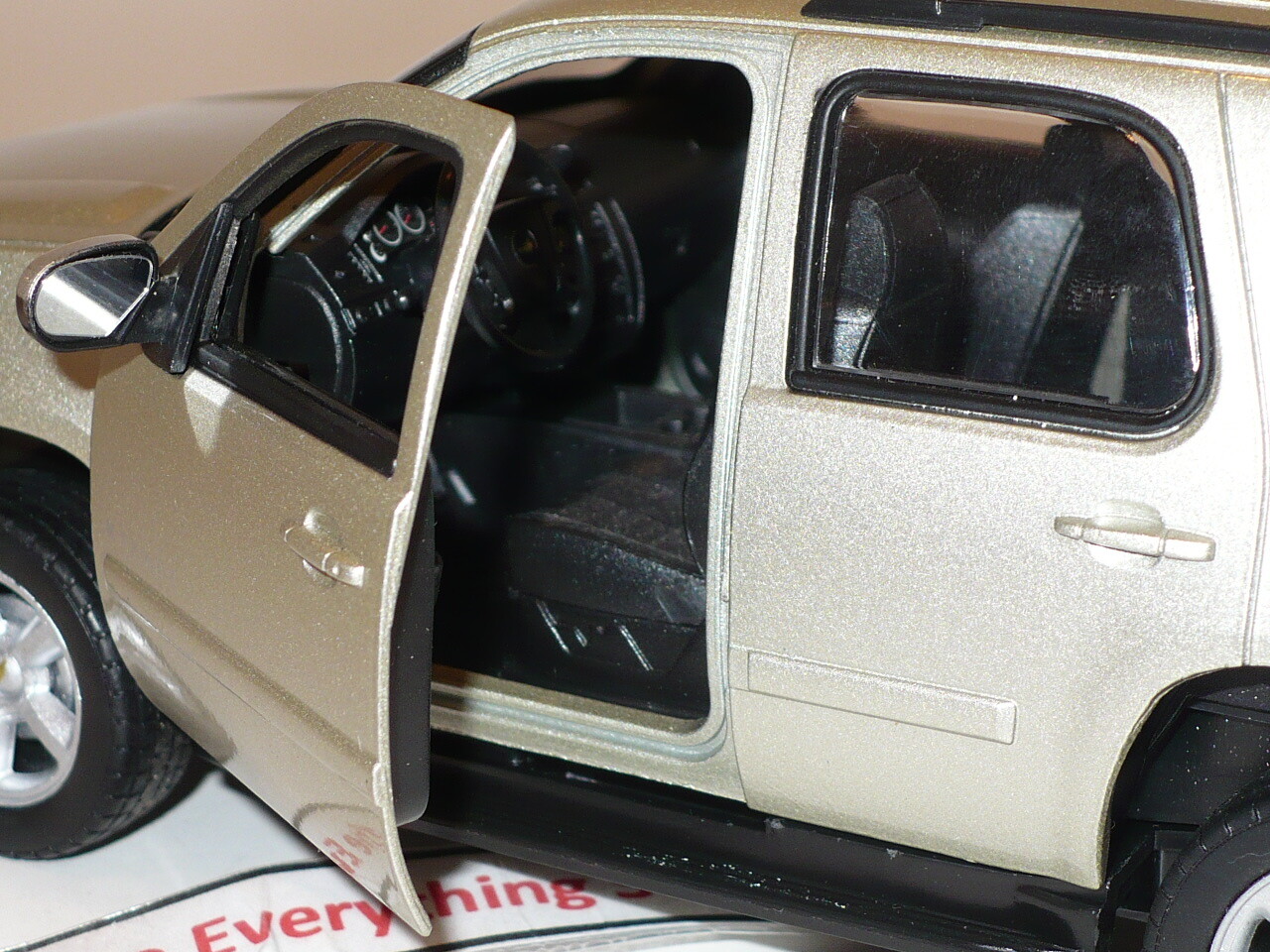 WELLY 2008 CHEVY TAHOE LT SUV 1:24 SCALE LIGHT GOLD FREE SHIP