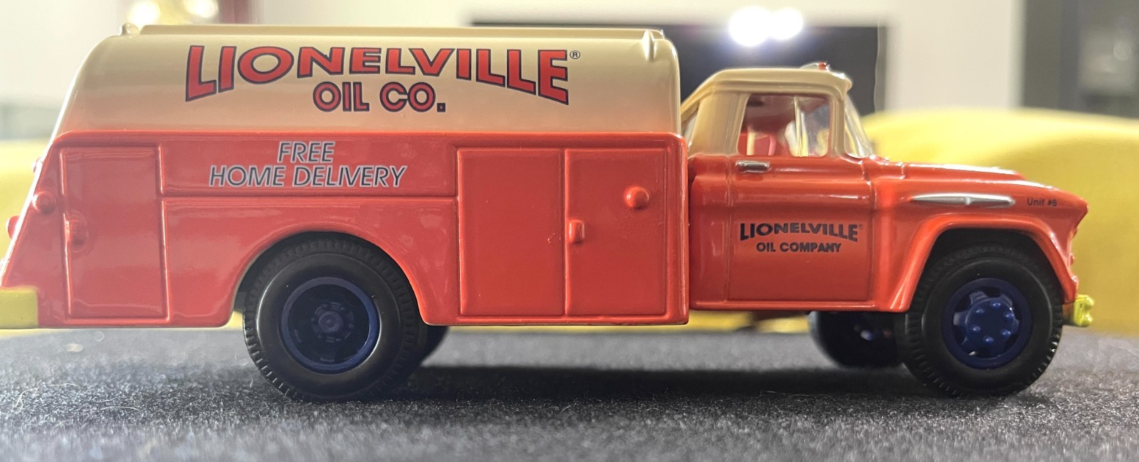 Lionel Eastwood Automobilia 338500 Lionelville Oil Co. Die Cast Tank Truck